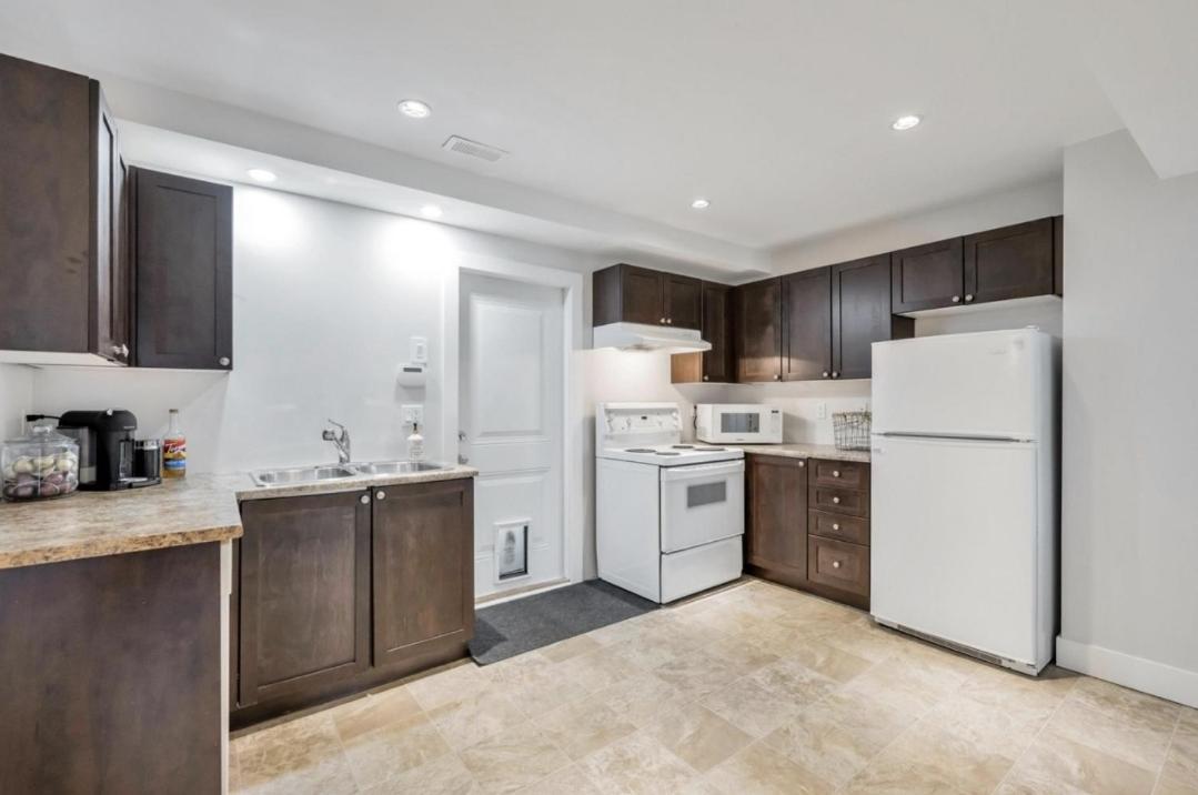 Private 1 Bedroom In Brookswood Langley Exterior foto